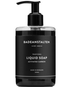 shop Badeanstalten Traditionel Flydende Sæbe Aktivt Kul 300 ml af Badeanstalten - online shopping tilbud rabat hos shoppetur.dk