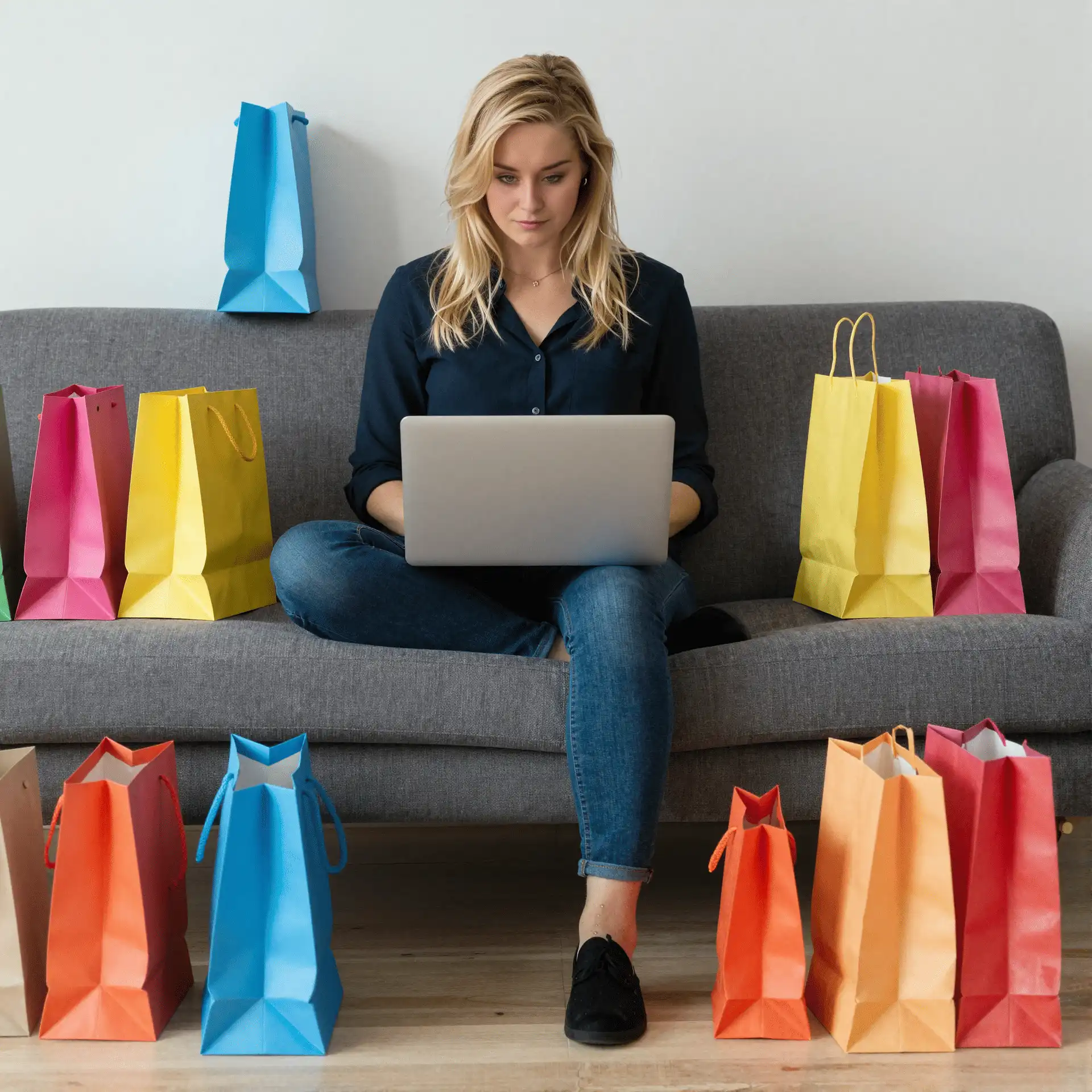 Bolig, Mode, Legetøj, Gaver 29 woman using laptop while online shopping